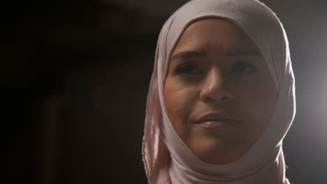 Studioporträt-Einer-Muslimischen-Frau-Mit-Hijab,-Die-Betet-8